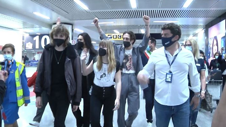 Maneskin: Οι μεγάλοι νικητές της Eurovision αποθεώθηκαν κατά την επιστροφή τους στην Ιταλία