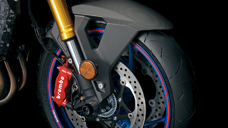 Carbon φτερό, σιρίτι στη ζάντα και κόκκινη δαγκάνα Brembo.
