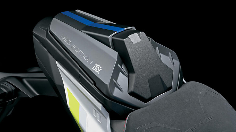 Ιδιαίτερος σχεδιασμός στο μονόσελο με το λογότυπο Web Edition.