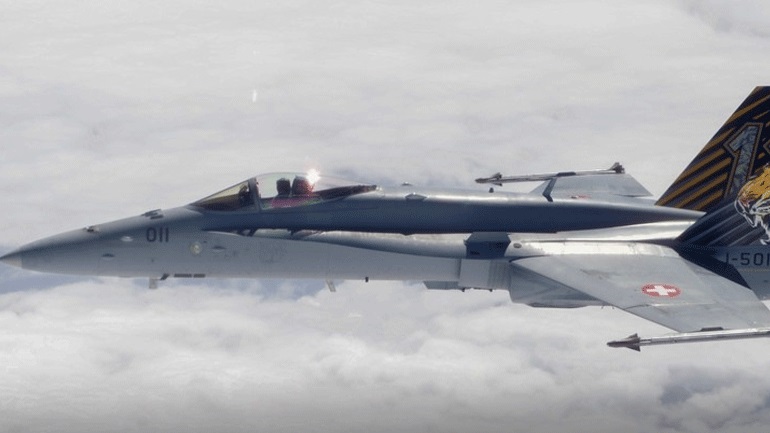 Συντριβή μαχητικού αεροσκάφους στην Ελβετία – Σώος ο πιλότος