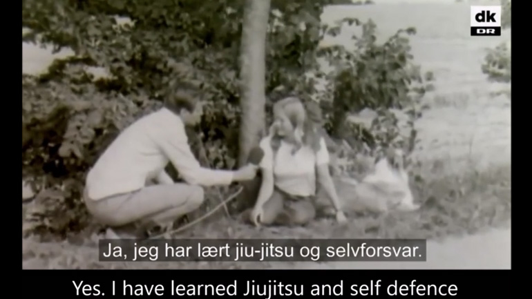 Kορίτσι ρίχνει δημοσιογράφο σε χαντάκι (1969)