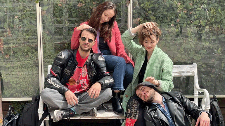 Η παράσταση «Καλιφόρνια Ντρίμιν» στο ραδιόφωνο