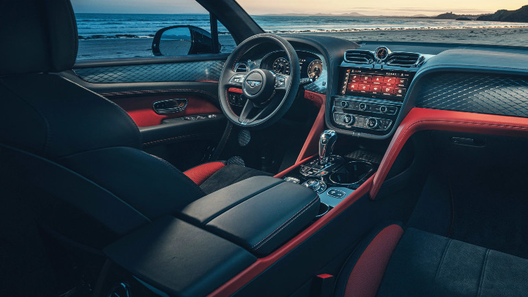 Η πολυτέλεια ξεχειλίζει στο εσωτερικό αυτής της Bentley.