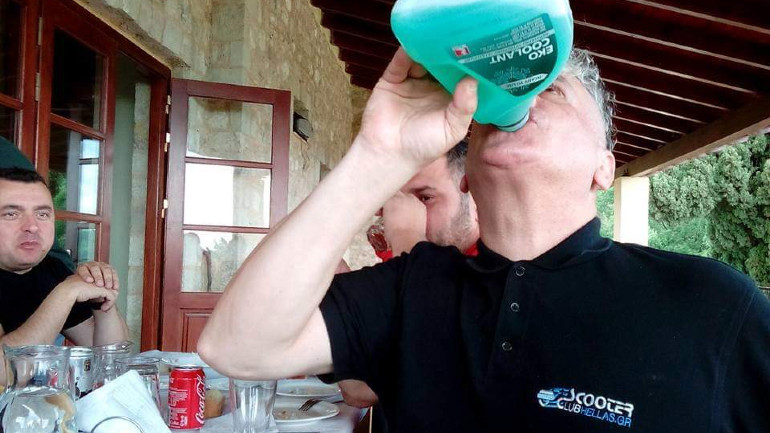 Τα περίφημα σφηνάκια με Paraflu! Το μπουκάλι είχε μέσα λικέρ μέντας...