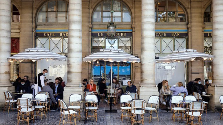Γαλλία: Στο χαμηλότερο επίπεδο από τον περσινό Σεπτέμβριο έπεσε ο μέσος ημερήσιος αριθμός κρουσμάτων Covid-19