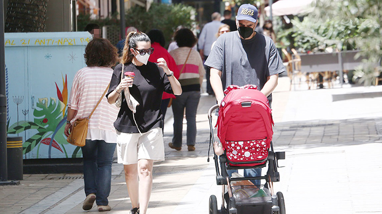 Νικολέττα Ράλλη-Μιχάλης Ανδρούτσος: Βόλτα στο Κολωνάκι με το μωράκι τους