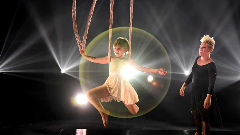 Billboard Awards 2021: O συγκινητικός λόγος της Pink και η μοναδική εμφάνιση με την κόρη της στη σκηνή