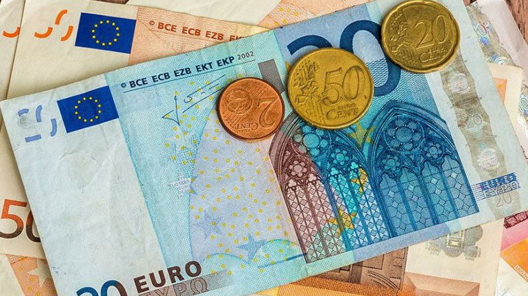 Οριακή υποχώρηση του ευρώ έναντι του δολαρίου