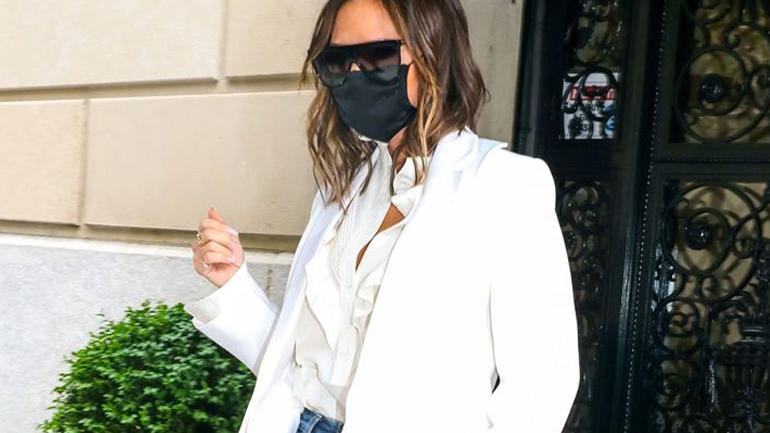 H Victoria Beckham μόλις φόρεσε το τζιν που ταιριάζει σε όλες τις γυναίκες