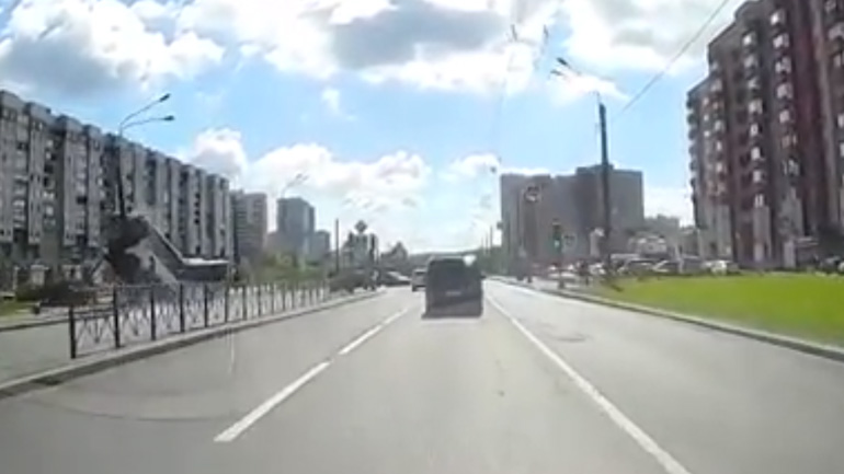 Λεωφορείο πέφτει σε κολόνα 