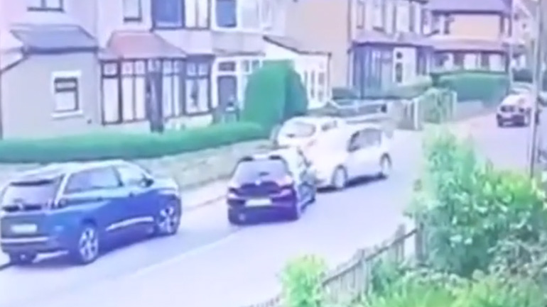 Κλέφτης περνά ανενόχλητος δίπλα από αστυνομικούς