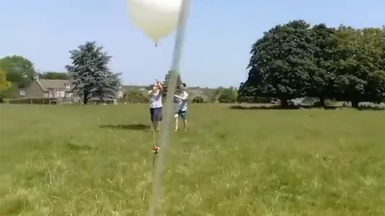 Έστειλε ένα μπαλόνι με κάμερα στη στρατόσφαιρα