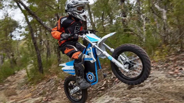 Ιστορική φίρμα κάνει στροφή στις μοτοσικλέτες για παιδιά