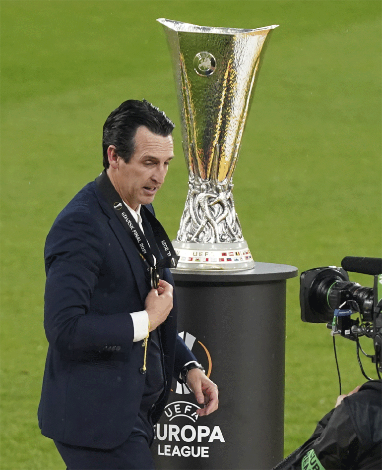 «Όχι που θα άφηνα να σε πάρει άλλος» θα μπορούσε να λέει στη φωτογραφία ο Ουνάι Έμερι, ο οποίος έφτασε τις τέσσερις κατακτήσεις τροπαίων του Europa League