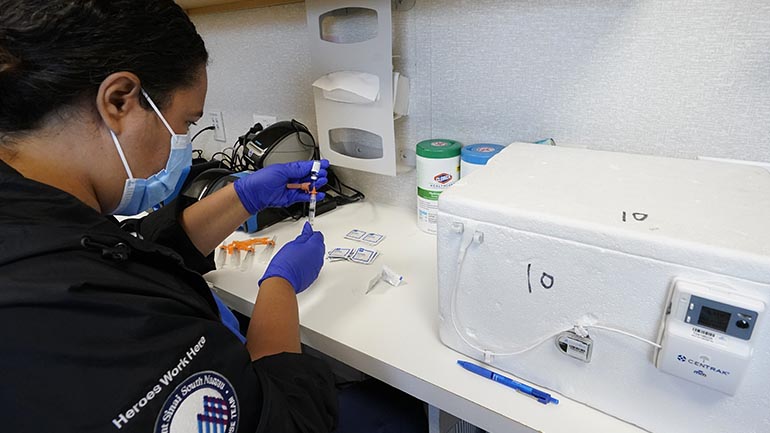 ΕΜΑ: Εξετάζουμε την αναφορά για θάνατο γυναίκας μετά τη χορήγηση του εμβολίου της Johnson & Johnson