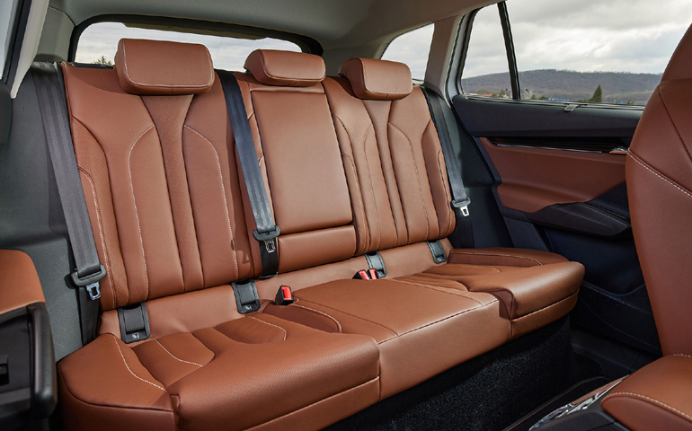 Τρεις πραγματικές θέσεις για ενήλικες στο πίσω κάθισμα. 