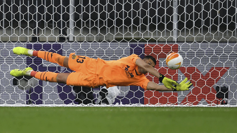 Ο Ρούλι μόλις έχει αποκρούσει το πέναλτι του Ντε Χέα, στέλνοντας τη Βιγιαρεάλ... στα αστέρια!