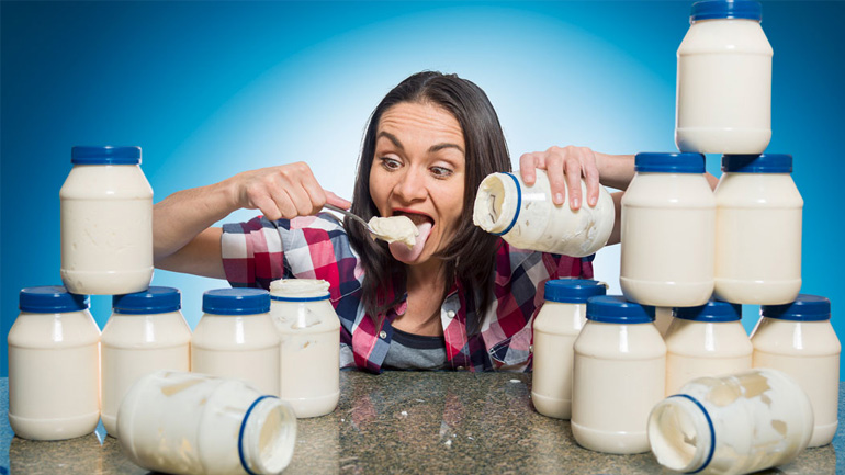 Γυναίκα τρώει 3 βάζα μαγιονέζας σε 3 λεπτά