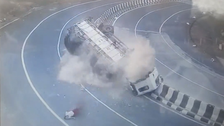 Οδηγός πετάγεται από το όχημα κατά τη σύγκρουση