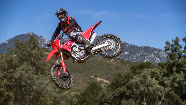 Στην εξέλιξη της μοτοσικλέτας βοήθησε πολύ ο πρωταθλητής MXGP Tim Gajser.
