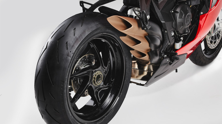 Απίθανη δουλειά της MV Agusta στην εξάτμιση η οποία είναι καινούριας σχεδίασης.