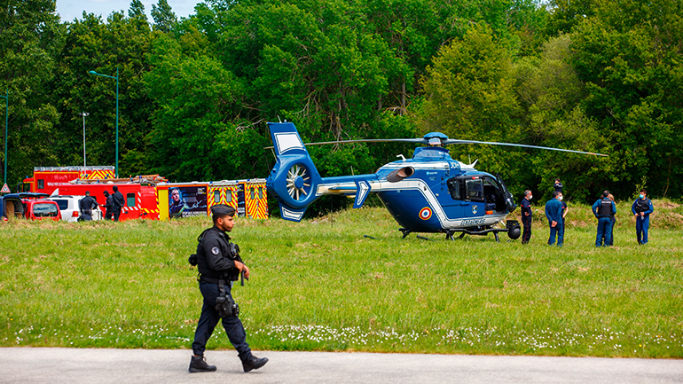 Γαλλία: Ο άνδρας που τραυμάτισε με μαχαίρι μια αστυνομικό σκοτώθηκε έπειτα από ανταλλαγή πυροβολισμών