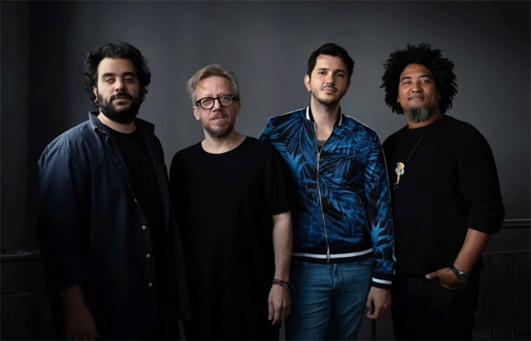  Ο Dimitris Tsakas με την μπάντα του