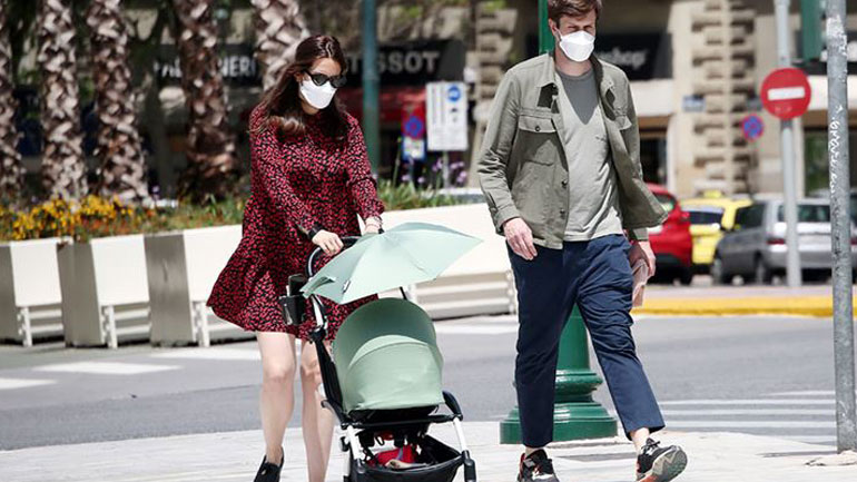 Αναστασία Καίσαρη-Thomas Persy: Η πρώτη εμφάνιση με τη νεογέννητη κόρη τους στο κέντρο της πόλης