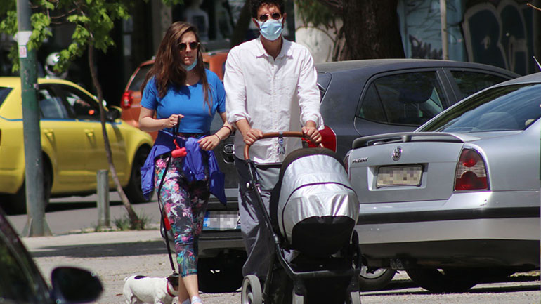 Ορφέας Αυγουστίδης: Βόλτα στο κέντρο της Αθήνας με τη σύντροφό του και το νεογέννητο μωρό τους