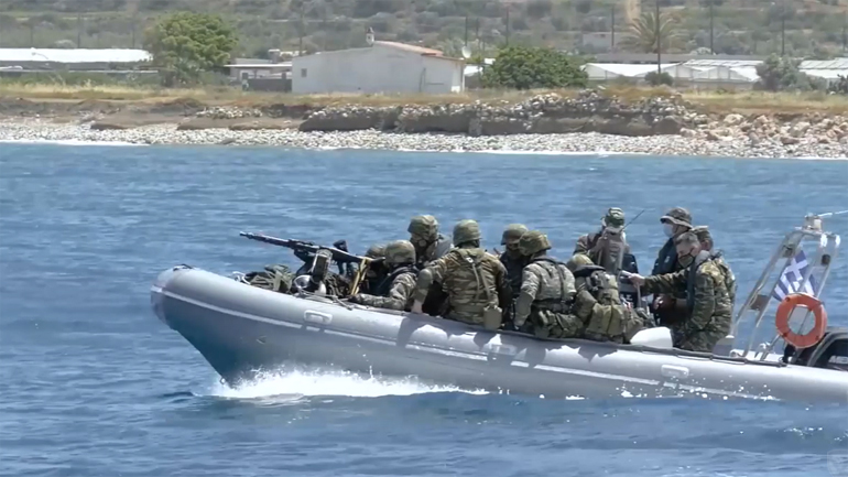 Εντυπωσιακές εικόνες από στρατιωτικές ασκήσεις στο Αιγαίο