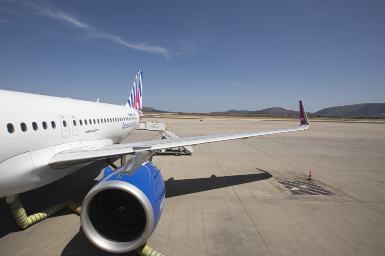 Το ολοκαίνουριο Airbus, τύπου Α320neo της SKYexpress με το μοτίβο της νέας καμπάνιας να διακρίνεται – “Greeceisbliss”