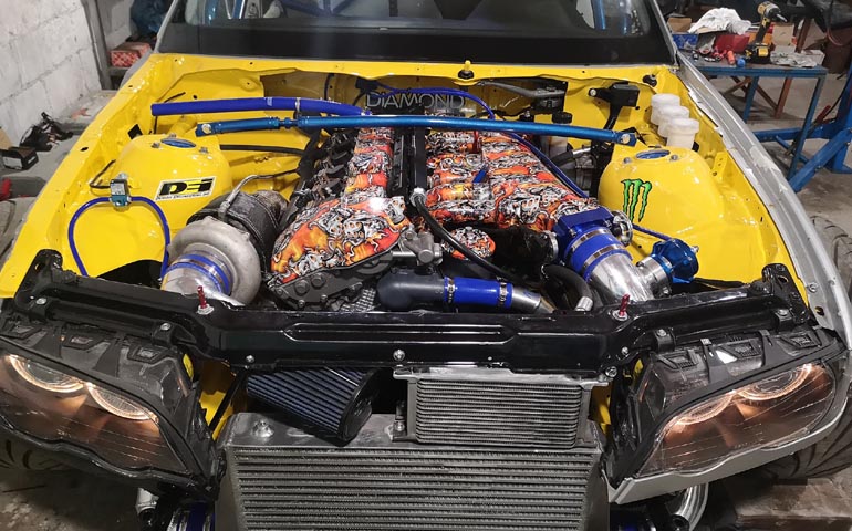 Το πανίσχυρο μοτέρ του αυτοκινήτου. 