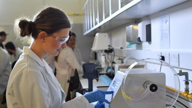 Καθηγητές του Πανεπιστημίου Πατρών πέτυχαν μείωση ιικού φορτίου σε ασθενείς Covid-19 μέσα σε λίγες ώρες