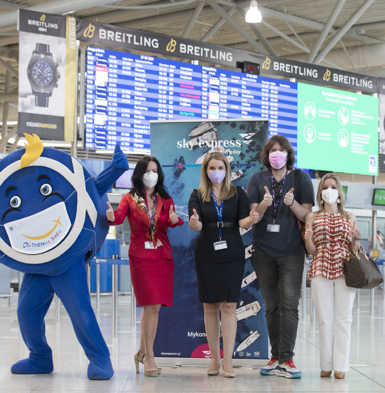 Οι ομάδες της SKYexpress και του ΔΑΑ, με την μασκότ του αεροδρομίου της Αθήνας, τον Φίλο τον Αθηναίο