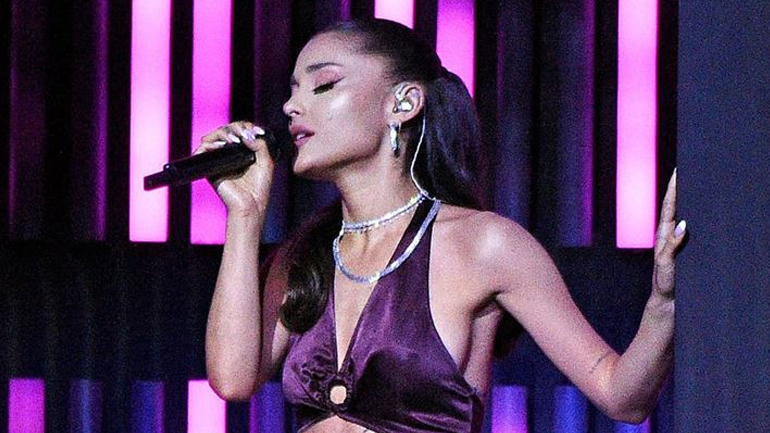 Απαστράπτουσα η Ariana Grande στην πρώτη της εμφάνιση μετά τον γάμο της