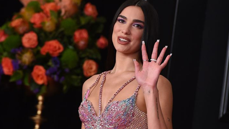 H Dua Lipa μόλις φόρεσε το αγαπημένο μας hair item από τα 90s
