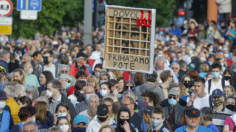 Σλοβενία: Χιλιάδες διαδηλωτές ζητούν την παραίτηση του πρωθυπουργού