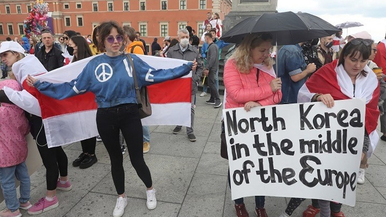 «Βόρεια Κορέα στην καρδιά της Ευρώπης»: Διαδήλωση κατά του καθεστώτος Λουκασένκο στη Βαρσοβία