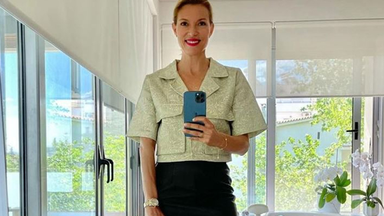 Η Βίκυ Καγιά μας δείχνει πώς να φορέσουμε τη μαύρη φούστα από το πρωί έως το βράδυ