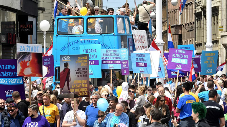 Χιλιάδες άνθρωποι διαδήλωσαν κατά της άμβλωσης στην Κροατία Χιλιάδες άνθρωποι διαδήλωσαν κατά της άμβλωσης στην Κροατία