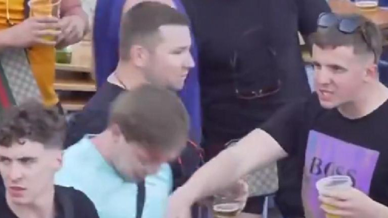 Άναψαν τα αίματα στο Πόρτο – Οπαδοί των Τσέλσι και Σίτι άρχισαν τις μπουνιές στους δρόμους της πόλης!