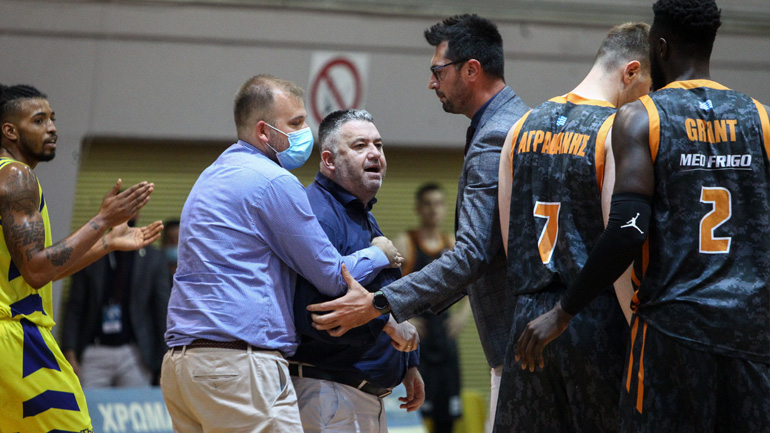 Λαύριο-Προμηθέας: Ο Γιατράς κινήθηκε απειλητικά εναντίον του διαιτητή και αποβλήθηκε!