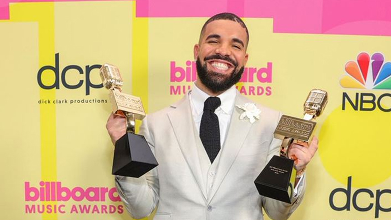 Ο Drake νοίκιασε το γήπεδο SoFi Stadium για να γιορτάσει τη βράβευσή του ως «Καλλιτέχνης της Δεκαετίας»