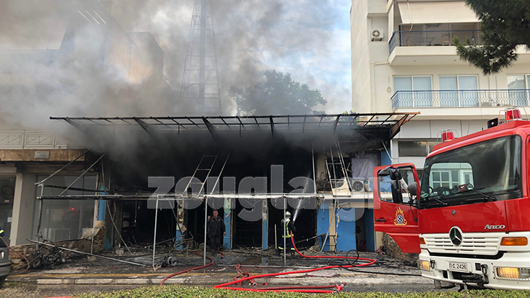 Φωτιά στην Αργυρούπολη – Κάηκε ολοσχερώς κατάστημα με ρούχα