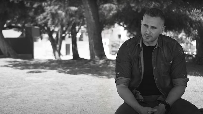 Έγκλημα στα Γλυκά Νερά: Η περιγραφή του αστυνομικού που πήρε στην αγκαλιά του την κόρη της Καρολάιν