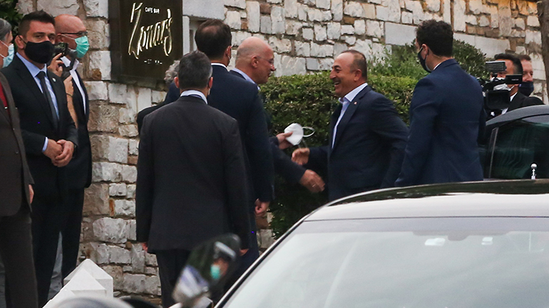 Ολοκληρώθηκε το ανεπίσημο δείπνο Τσαβούσογλου-Δένδια