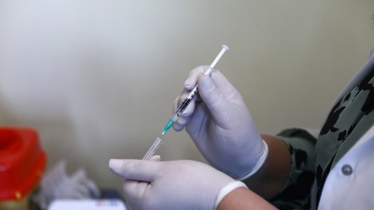 Χίος: Ξεκίνησε το πρόγραμμα εμβολιασμού «Γαλάζια Ελευθερία» – Έξι υγειονομικοί του «Αττικόν» στο νησί