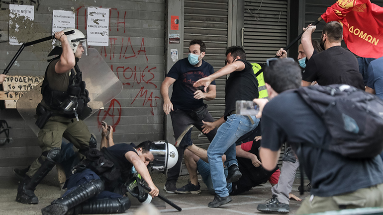 Ένταση και χημικά σε διαμαρτυρία έξω από το υπουργείο Εργασίας