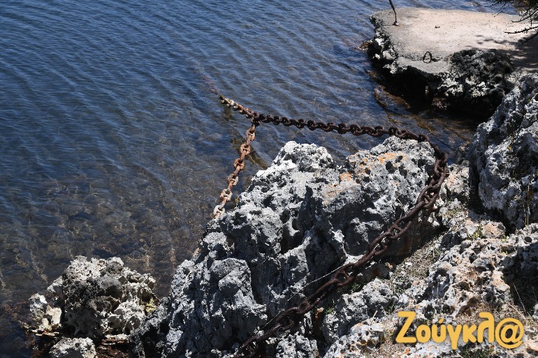 Ο κόλπος έχει χαρακτηριστεί περιοχή NATURA. Σκουριασμένες αλυσίδες βρίσκονται παντού.