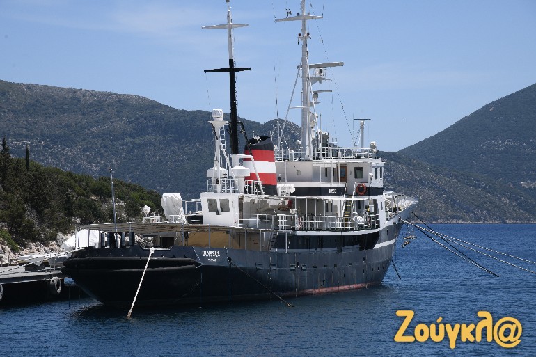 Το πλοίο του εφοπλιστή Παναγή Ζησσιμάτου και δίπλα ακριβώς η παράνομη προβλήτα. 